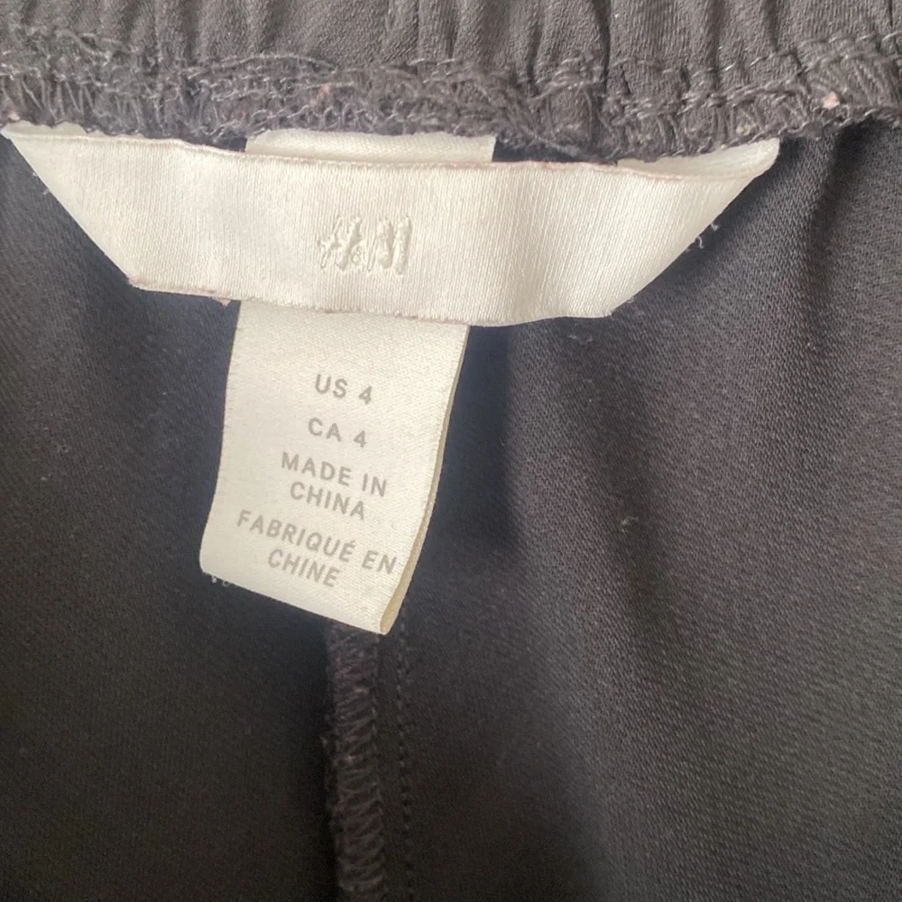 Like new! DRESSY PAPERBAG BLACK SHORTS BY H&M SIZE 4 - Picture 7 of 9